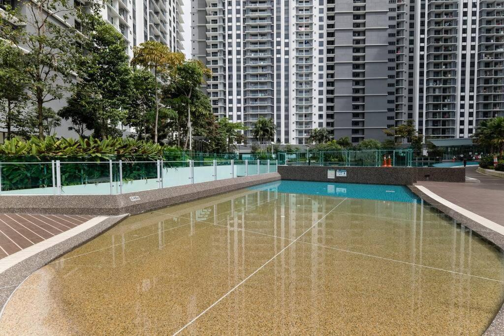 Apartment Family-friendly 3br Above Mall-poolgym Mitec Kuala Lumpur
