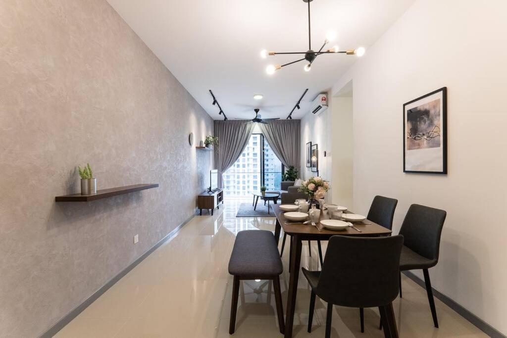 Family-friendly 3br Above Mall-poolgym Mitec Kuala Lumpur