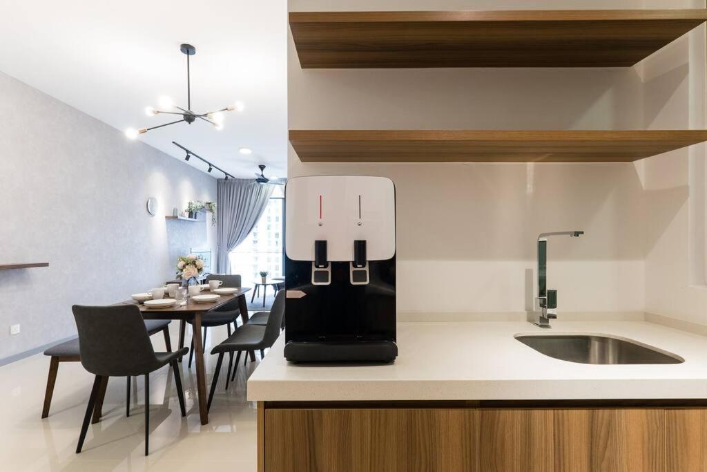 Apartment Family-friendly 3br Above Mall-poolgym Mitec Kuala Lumpur
