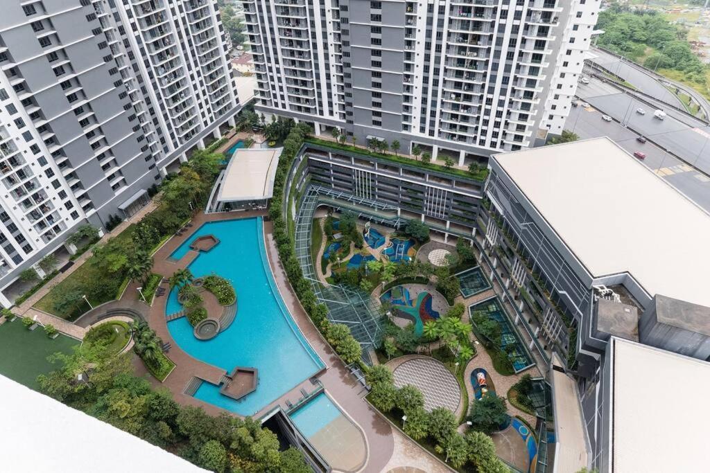 Family-friendly 3br Above Mall-poolgym Mitec Apartment *