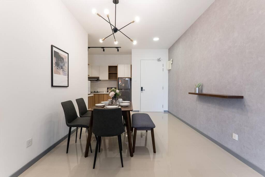 Family-friendly 3br Above Mall-poolgym Mitec Kuala Lumpur