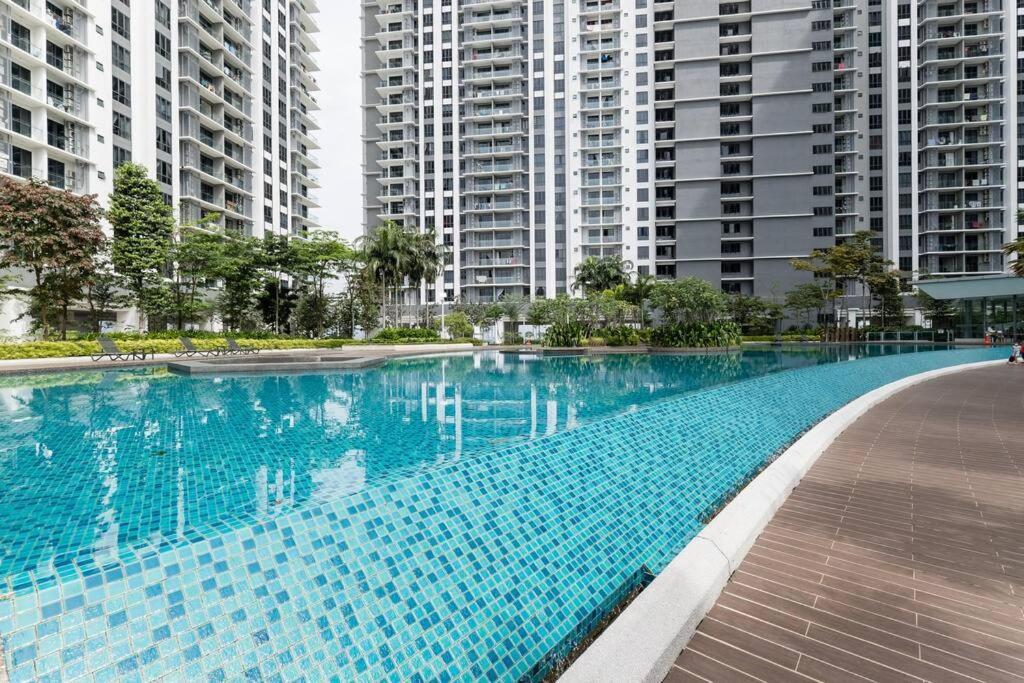 Family-friendly 3br Above Mall-poolgym Mitec *