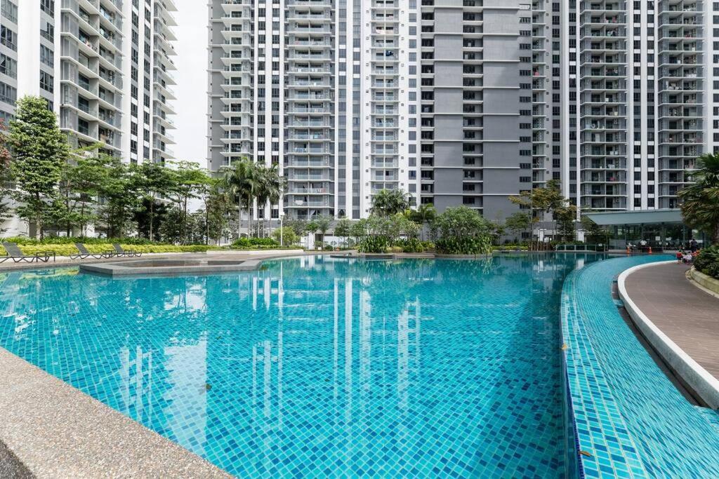 Family-friendly 3br Above Mall-poolgym Mitec Kuala Lumpur